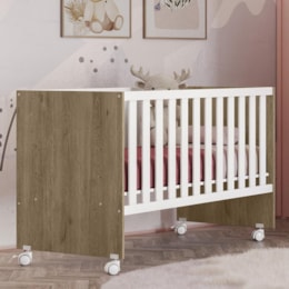 Berço Doce Sonho Reto Carvalho/Branco com Rodízios e Colchão Baby Physical - Qmovi   Berço Doce Sonho Reto Carvalho/Branco com Rodízios e Colchão Baby Physical - Qmovi