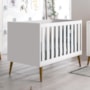 Berço Mini Cama Theo Retrô Branco Fosco com Pés Amadeirado e Colchão D18 - Reller Móveis