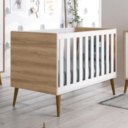 Berço Mini Cama Theo Retrô Branco Fosco/Mezzo com Pés Amadeirado - Reller Móveis Berço Mini Cama Theo Retrô Branco Fosco/Mezzo com Pés Amadeirado - Reller Móveis