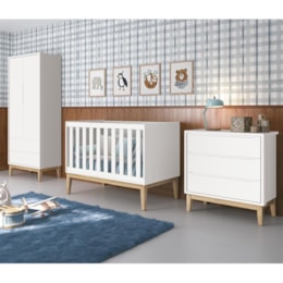 Dormitório Infantil Classic 2 Portas, Cômoda 3 Gavetas, Berço Branco Fosco com Pés Madeira Natural e Colchão - Reller Móveis  Dormitório Infantil Classic 2 Portas, Cômoda 3 Gavetas, Berço Branco Fosco com Pés Madeira Natural e Colchão - Reller Móveis