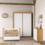 Dormitório Tutto New 2 Portas, Cômoda, Berço Branco Soft/Freijó com Colchão D18 e Prateleiras - Matic Móveis