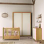 Dormitório Tutto New 2 Portas, Cômoda, Berço Freijó/Off White com Colchão D18 e Prateleiras - Matic Móveis