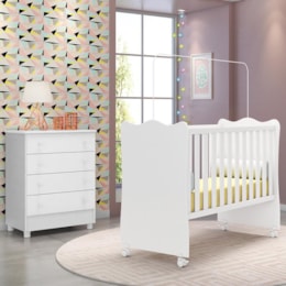 Jogo de Quarto Infantil Doce Sonho Cômoda 4 Gavetas e Berço Branco com Rodízio - Qmovi Jogo de Quarto Infantil Doce Sonho Cômoda 4 Gavetas e Berço Branco com Rodízio - Qmovi