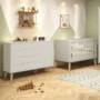 Jogo de Quarto Retrô Cômoda 1 Porta Elfe e Berço Noah Areia com Pés Madeira Natural - Reller Móveis