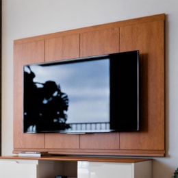 Painel Suspenso Flow Sense Freijó para TV até 65” – EJ Móveis