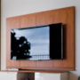 Painel Suspenso Flow Sense Freijó para TV até 65” – EJ Móveis