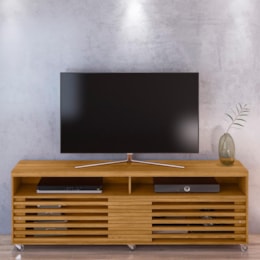 Rack Bancada Frizz 1.8 Cumaru com Rodízios para TV até 65” - Madetec Rack Bancada Frizz 1.8 Cumaru com Rodízios para TV até 65” - Madetec